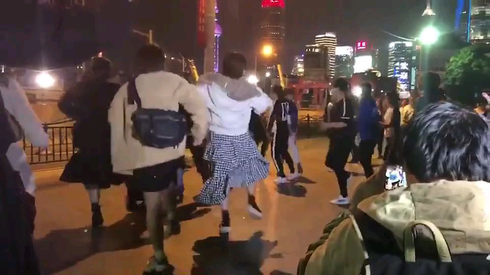 在上海体验广场舞的日本偶像